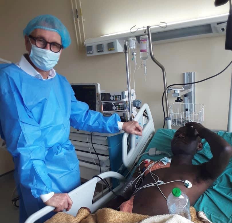 Le Pr Thierry Berney avec Bertrand, le receveur.