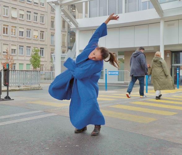 danseuse devant l'hôpital