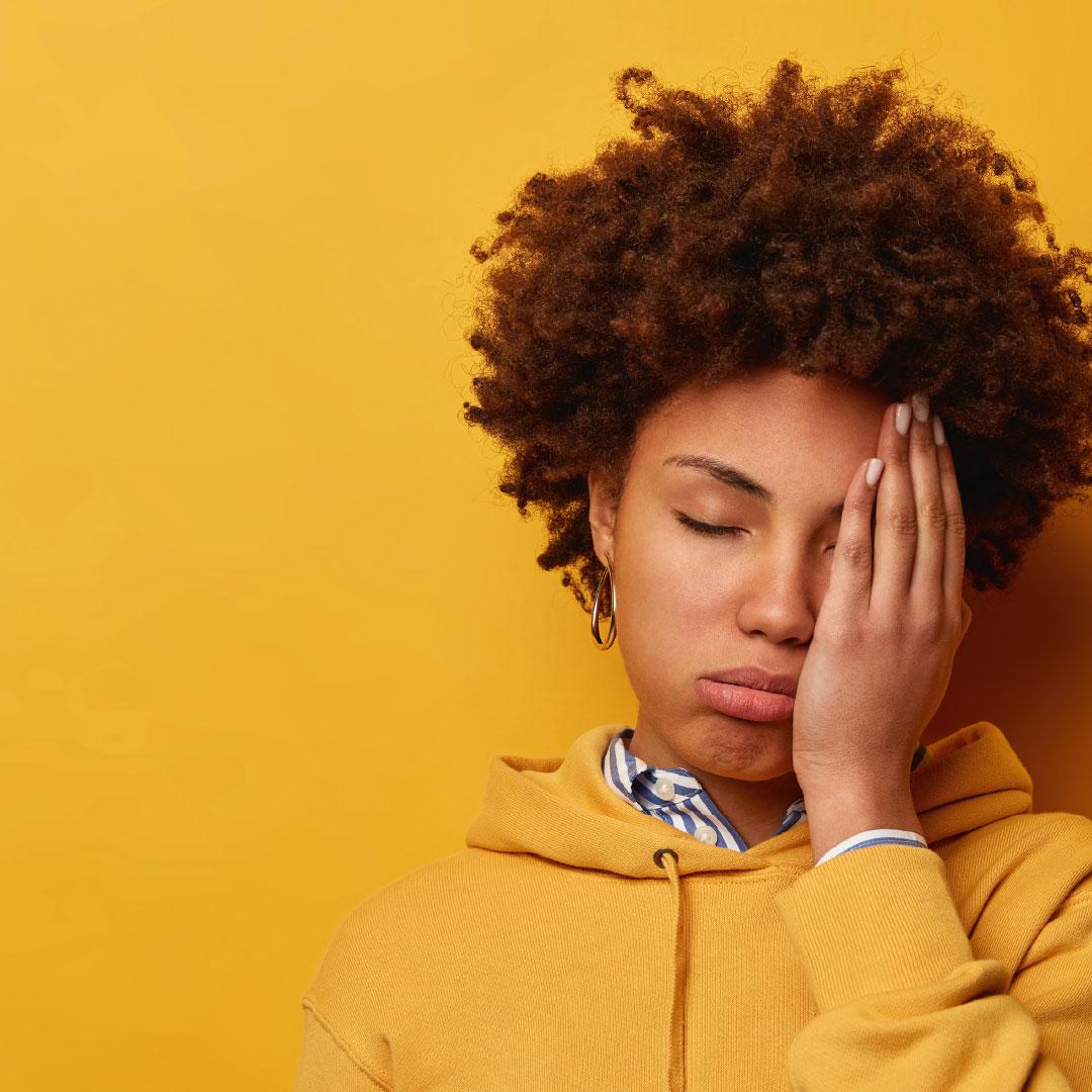 femme semblant avoir mal à la tête