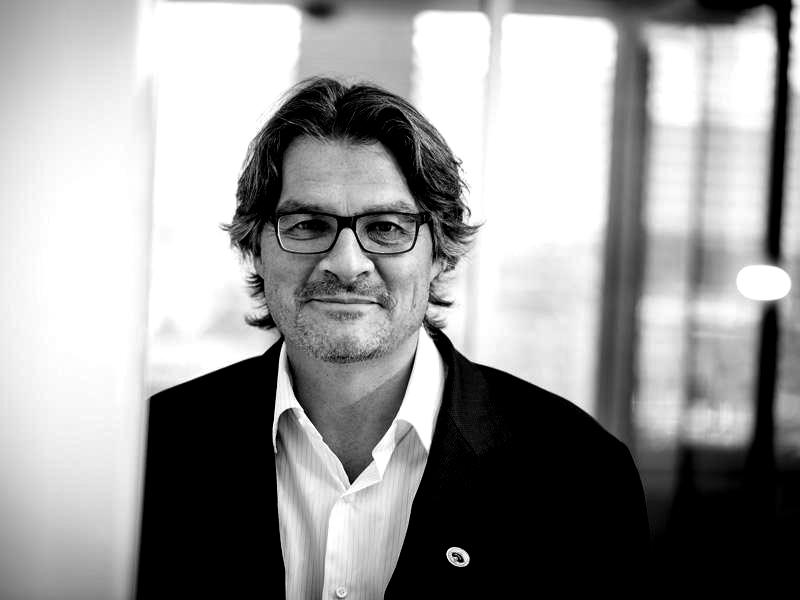 Zoom sur le NeuroCentre Trois questions au Pr Karl Schaller, directeur du NeuroCentre et chef du Département des neurosciences cliniques. Pulsations: Après des années de travail, le NeuroCentre se précise. En quoi va-t-il consister ? Pr Karl Schaller : Le NeuroCentre vise à devenir un centre d’excellence transversal au profit des patients, mais également de la recherche, de l’innovation et de l’enseignement. Au vu des compétences exceptionnelles dont nous disposons à Genève, nous espérons faire du NeuroCentre une référence mondialement reconnue pour les neurosciences. Quels en sont les piliers ? Le NeuroCentre repose notamment sur une étroite collaboration entre les nombreux services médicaux des HUG impliqués dans le diagnostic et la prise en charge médicale et chirurgicale des patients souffrant de pathologies neurologiques. Nous allons également y inclure les partenaires extérieurs avec lesquels nous collaborons déjà activement : le Campus Biotech, l’Université de Genève, le CHUV ou encore l’École polytechnique fédérale de Lausanne (EPFL). La technologie aura donc aussi une place majeure ? C’est incontournable. La technologie concerne aujourd’hui tous les aspects de la prise en charge des troubles neurologiques, depuis les services d’urgence à la neuroréhabilitation en passant, entre autres, par la neurochirurgie. Elle offre des perspectives inouïes. Ces progrès nécessitent également des réflexions éthiques qui ont, elles aussi, leur place dans le NeuroCentre