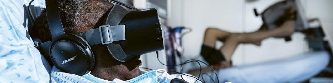 Personne équipée de casques de réalité virtuelle