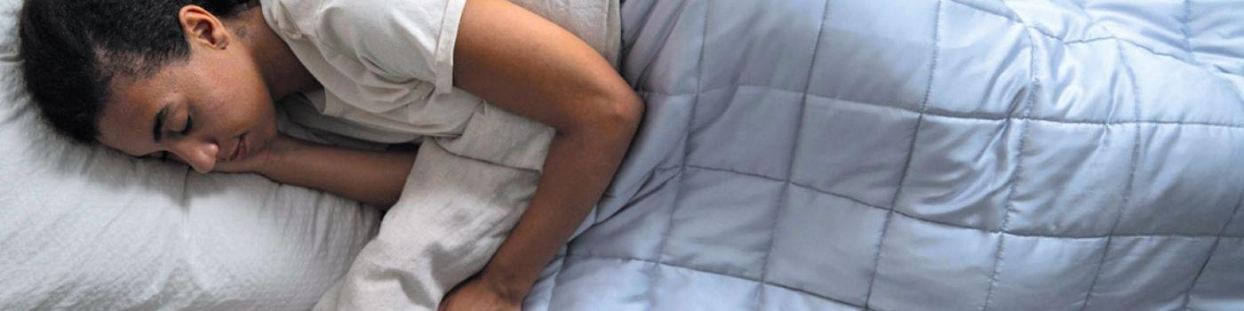 Une pause sommeil peut aider le cerveau à se régénérer et à améliorer sa capacité d’apprentissage. C’est la conclusion d’une étude menée par l’Hôpital universitaire de Freiburg (Allemagne), les HUG et l’Université de Genève (UNIGE). L’équipe de recherche démontre qu’un bref endormissement aide à réorganiser les connexions neuronales facilitant l’encodage de nouvelles informations. Jusqu’à présent, ces bénéfices n’avaient été observés qu’après une nuit complète de sommeil. L’étude est à découvrir dans la rev