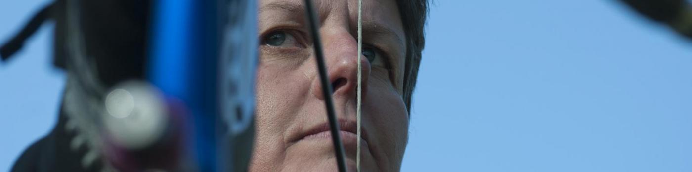 Témoignage de Magali, amputée d'une jambe, championne de tir à l'arc à Genève aux HUG