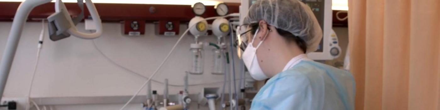 soignante au chevet d’un patient