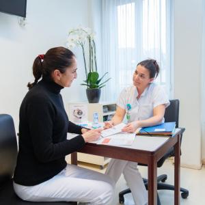 une patiente et une infirmière pendant une consultation