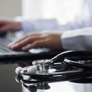 illustration médecin, stéthoscope et ordi