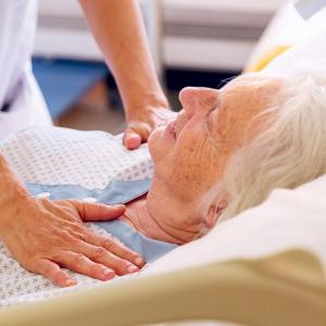 patiente aux soins palliatifs