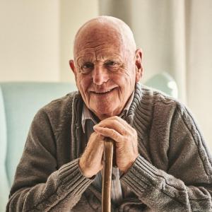 homme âgé souriant