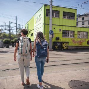 Dre Tiphaine Robet (à gauche) et Juliana Santos-Cruz devant le Quai 9.