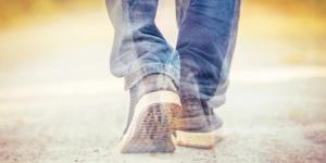 Une personne qui marche 